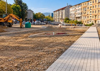 Zeci de paleți cu pavele și borduri au ajuns pe șantierul din Catanga. Lucrările de modernizare avansează